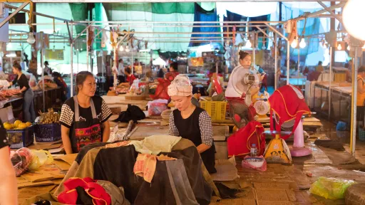 laos_asian-women_market_2022