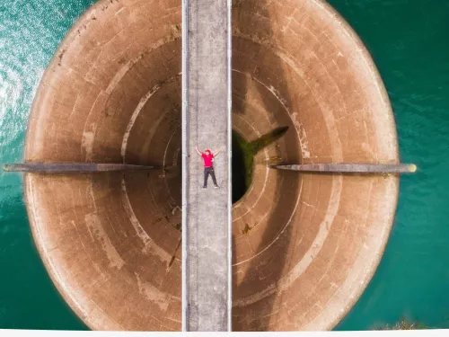 Well and bridge in a water reservoir